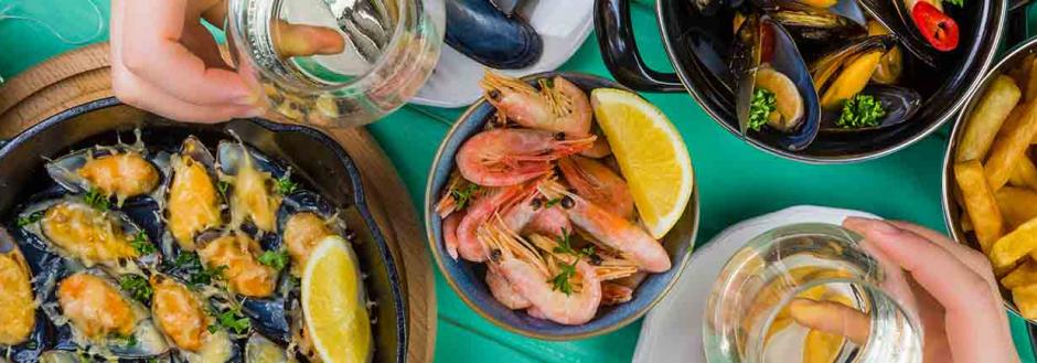 Seafood platters with white wine